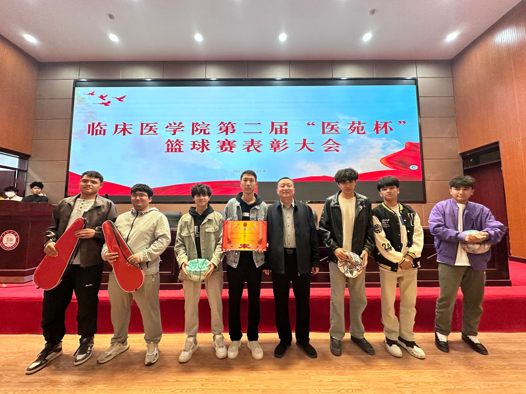 临床医学院第二届“医苑杯”篮球比赛顺利落幕